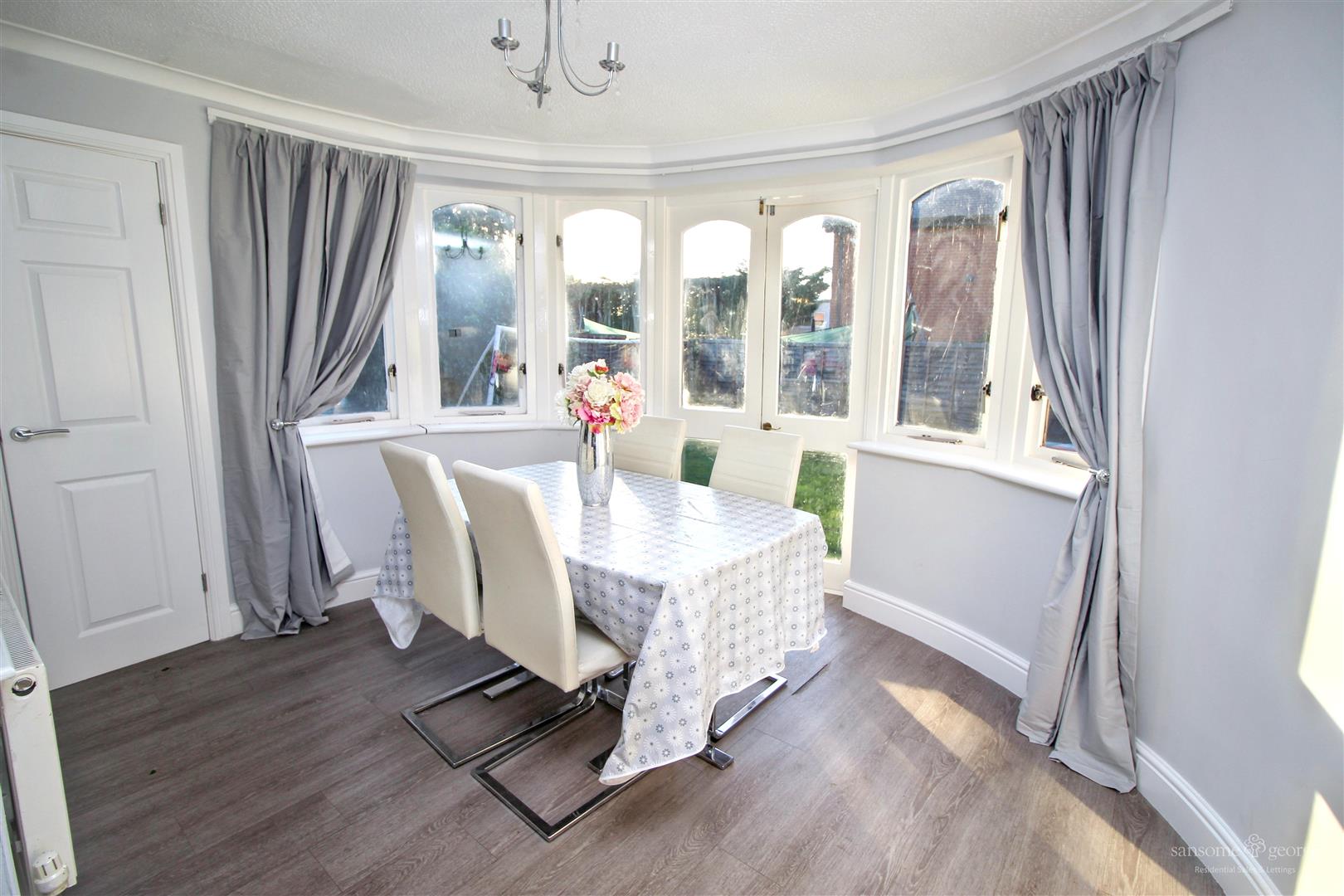 3 bed property in Kemerton Close, Reading